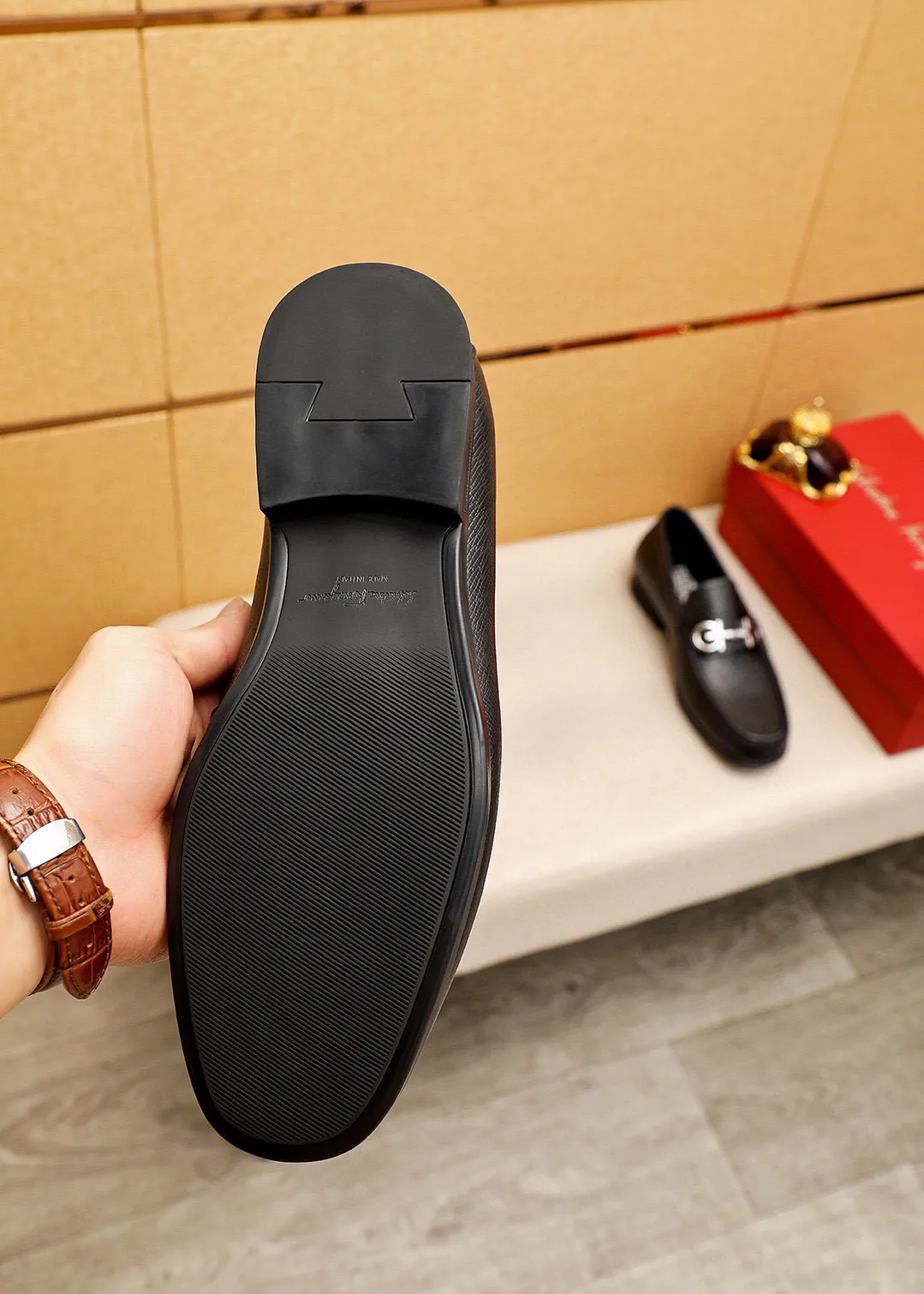 Men's shoes 💰480 💐 Product trademark: Ferragamo "Ferragamo" casual leather shoes Regular size: 38-44 (45🉑️customized) Product materials: Selected imported first-layer calfskin upper + luxury hardware buckle, imported water-dyed cow leather lining. Strong three-dimensional visual effect, original outsole color: 4⃣️seed leather materials available